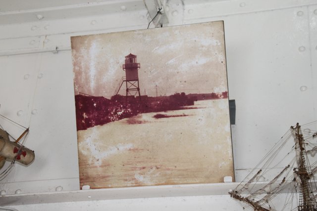 Bis Mitte der 1980er Jahr stand der Leuchtturm im Außendeichbereich der Elbe. Dann kam die Elbvertiefung und das Unterfeuer musste abgebaut werden