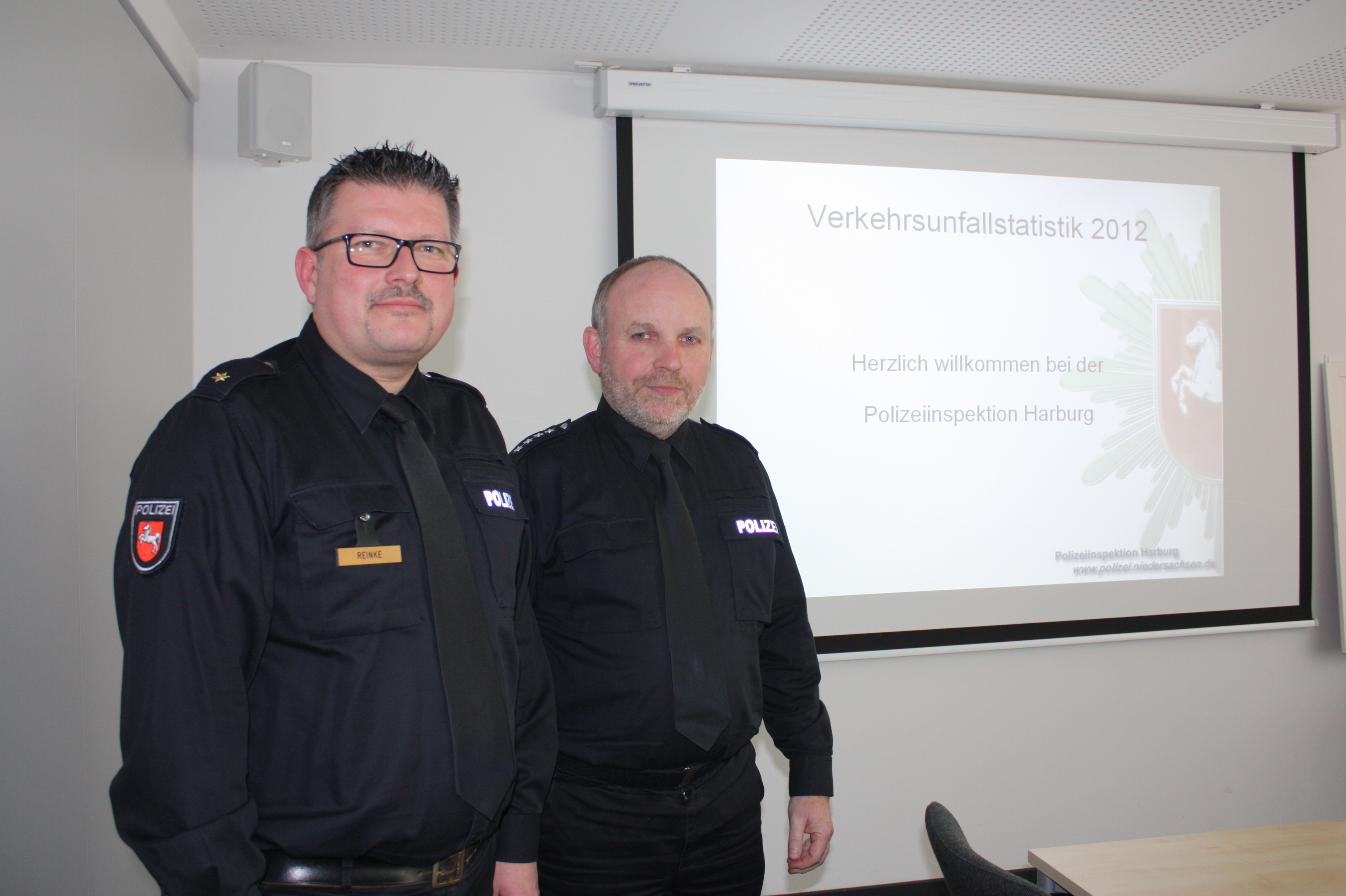 Wilfried Reinke (li.) und Lothar Reinhard stellten die Unfallstatistik für den Landkreis Harburg vor