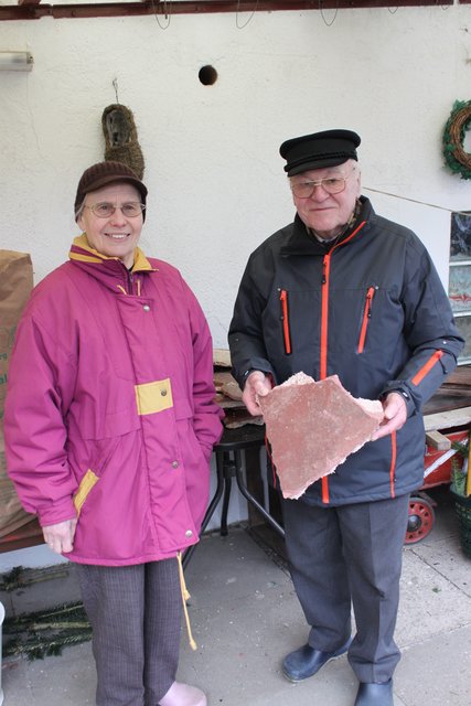 Ingeburg und Günter Beier mit einen Stück Steinholzboden aus ihrem Keller | Foto: Kiekeberg