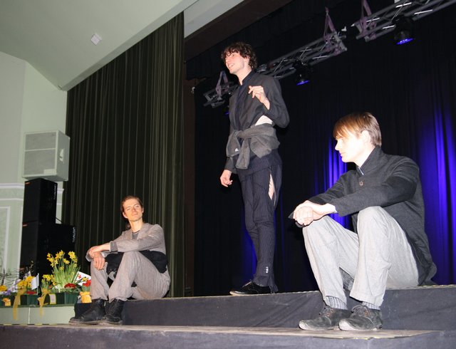 v.l.: Martin Kullik, Johannes Frick, Jouw Wijnsma präsentieren Steinbeisser-Mode mit Gesang | Foto: oh