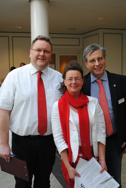 Freuten sich über den Erfolg (v. li.): Organisator Frank Rehmers, DRK-Sprecherin Stephanie Zwilling und DRK-Kreisverbandsvorsitzender Norbert Böttcher