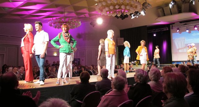 Untermalt mit dem Song „Sieben Sünden“ präsentieren mehrere Generationen Sommermode | Foto: oh