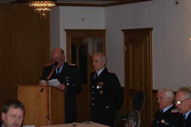 Am Pult: Gemeindebrandmeister Hans-Heinrich (li.) Dammann und sein bisheriger Stellvertreter Fred Nielsen