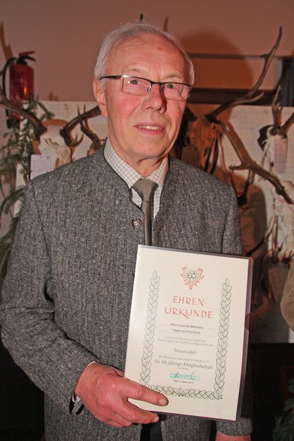 Joachim Mehrkens vom Hegering Hollenbeck erhielt die Treuenadel für 60-jährige Mitgliedschaft.