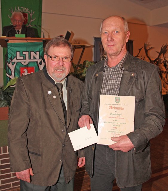 Auf der Versammlung ehrte Peter Heinsohn (li.) Reinhard Wromma aus Hemmoor. Dieser holte bei den Deutschen Meisterschaften im jagdsportlichen Schießen fünf Titel.