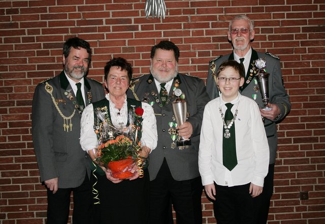 Holger Fischer (v. li.) gratulierte den Siegern Ingrid Kroenig, Peter Meyer, Frede Jörgensen und Alex Pretzel (Vizekönig der Jungschützen) | Foto: oh