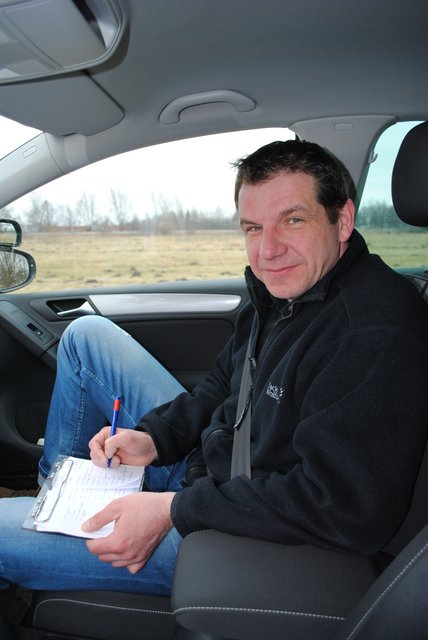Fahrlehrer Sven Antonczak notiert peinlich genau meine Unzulänglichkeiten. Nicht alles ist schief gelaufen