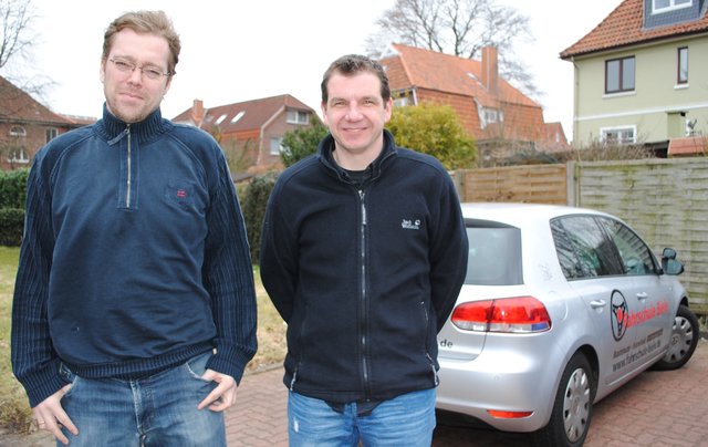Der Blick ist getrübt: Zum Glück war es nur eine simulierte Führerscheinprüfung. Andernfalls wäre der „Lappen“ weg. Mein Dank gilt Fahrlehrer Sven Antonczak (re.): Er hat mir das korrekte Verhalten im Straßenverkehr in Erinnerung gerufen | Foto: tk