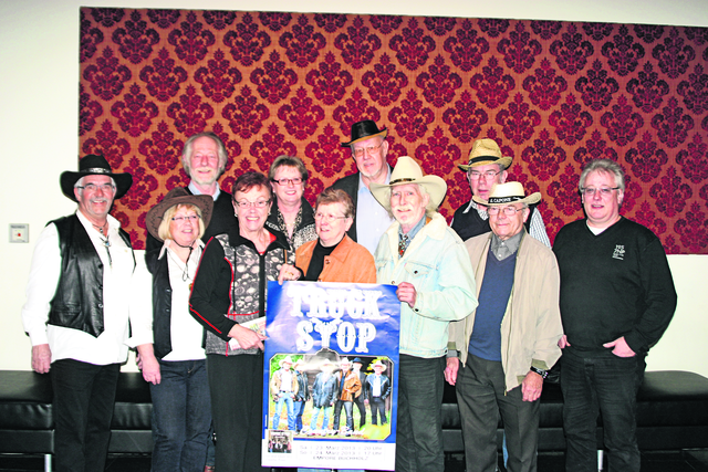 Die Gewinner des WOCHENBLATT-Gewinnspiels trafen Knut Bewersdorff (vorne re.), Teddy Ibing (dritter von links) und Cisco Bernd (vorne am Plakat) von Trucks Stop vor dem Konzert