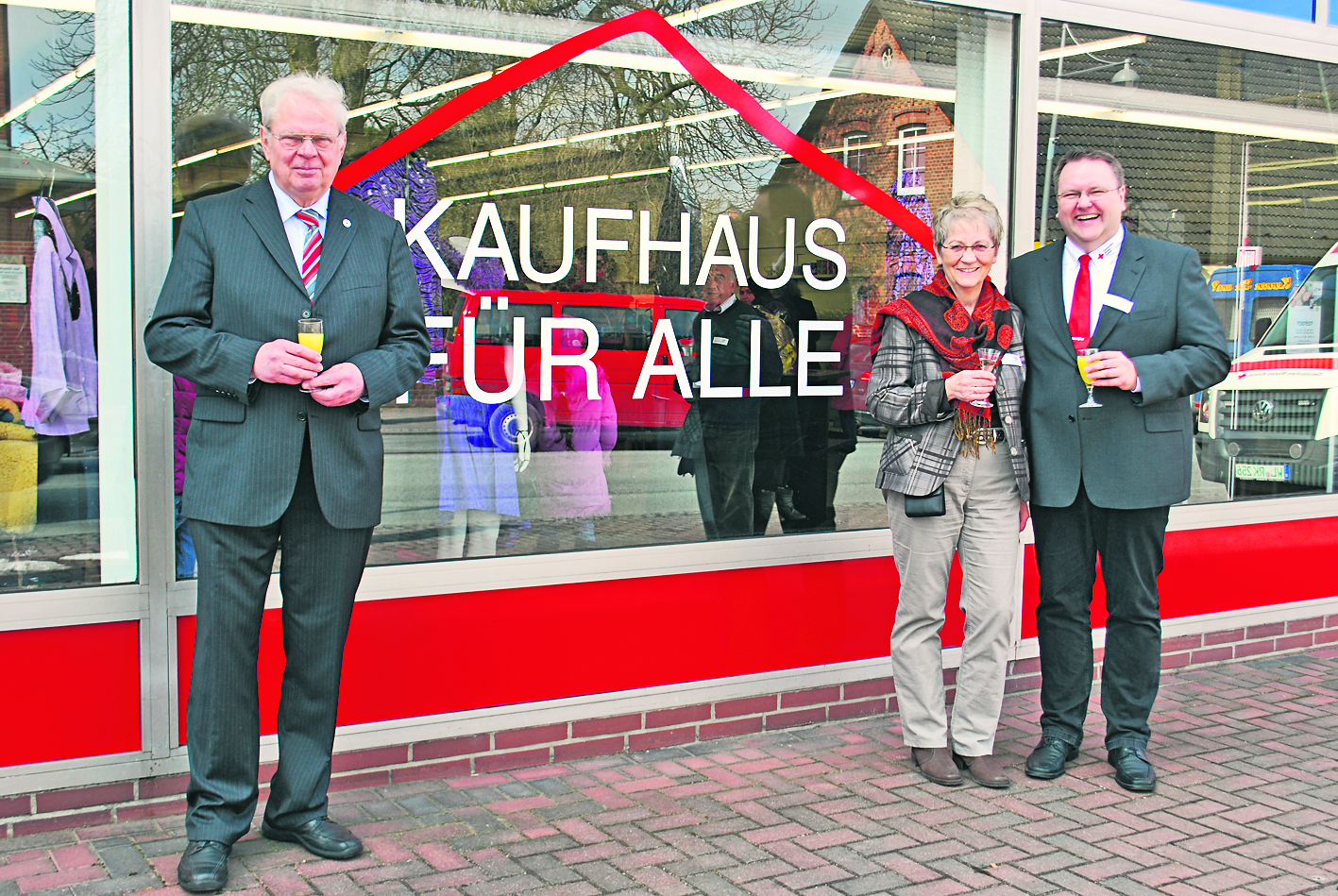 Vor dem neu eröffneten Kaufhaus (v. li.): Dieter Weis, Sylvi Büsing und Frank Rehmers