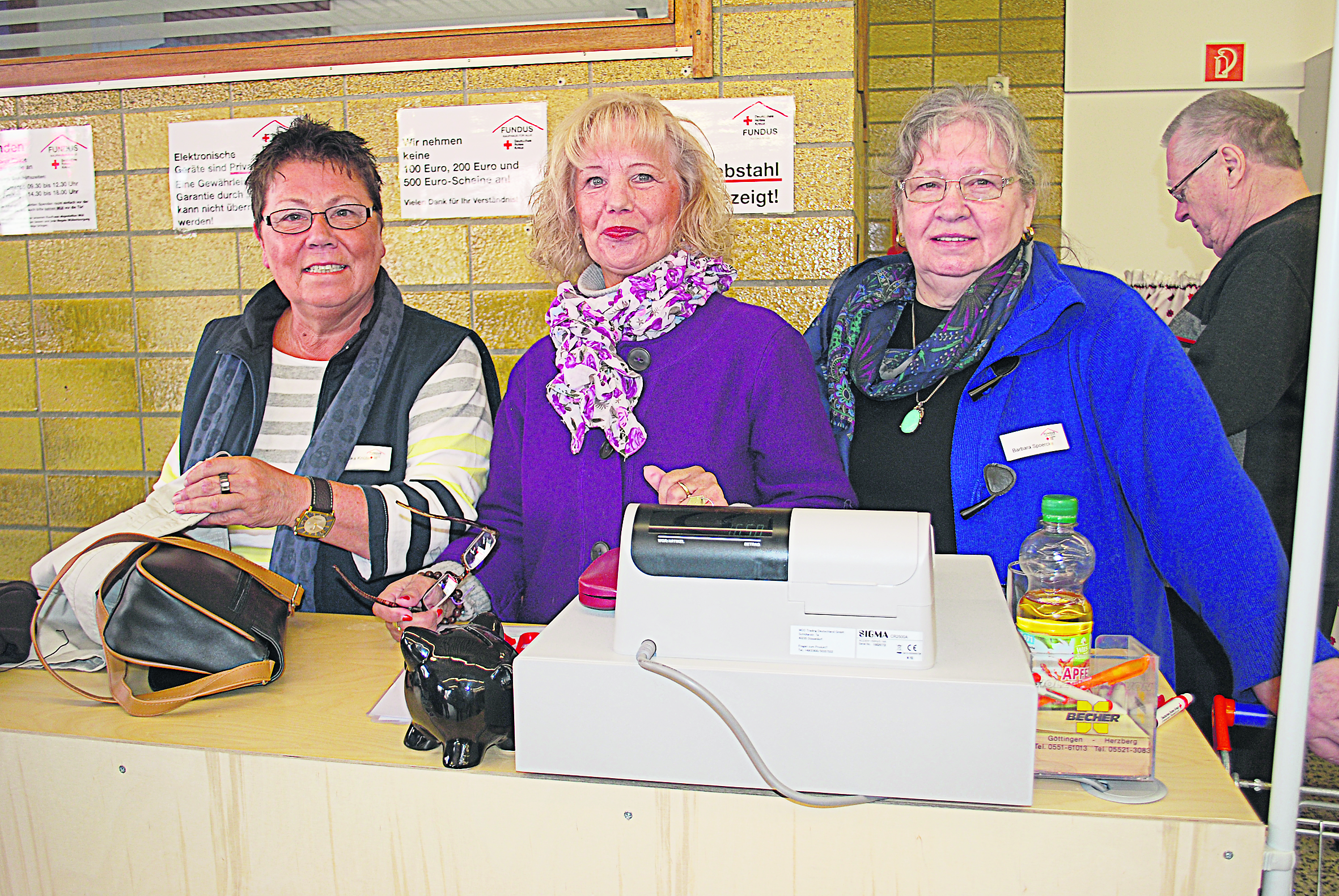 Hatten schon gut zu tun (v. li.): Angelika Knütel, Karin Tams und Barbara Spoercke