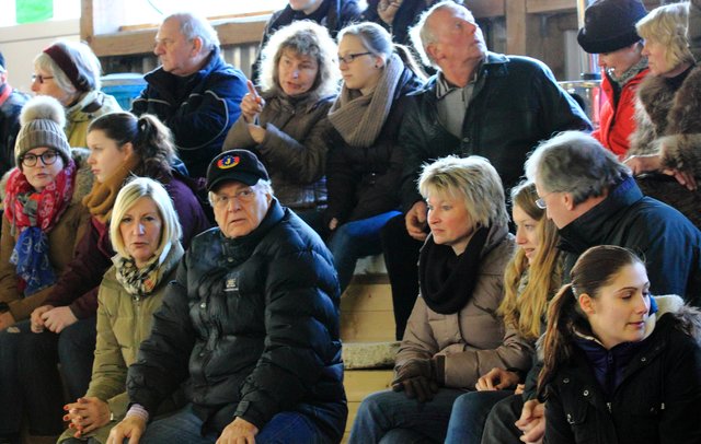Die Zuschauertribüne in Sieversen war an drei Turniertagen fast durchgehend dicht gefüllt, da der gastgebenden Reitverein gegen die frostigen Temperaturen in der Halle Heizpilze aufgestellt hatte