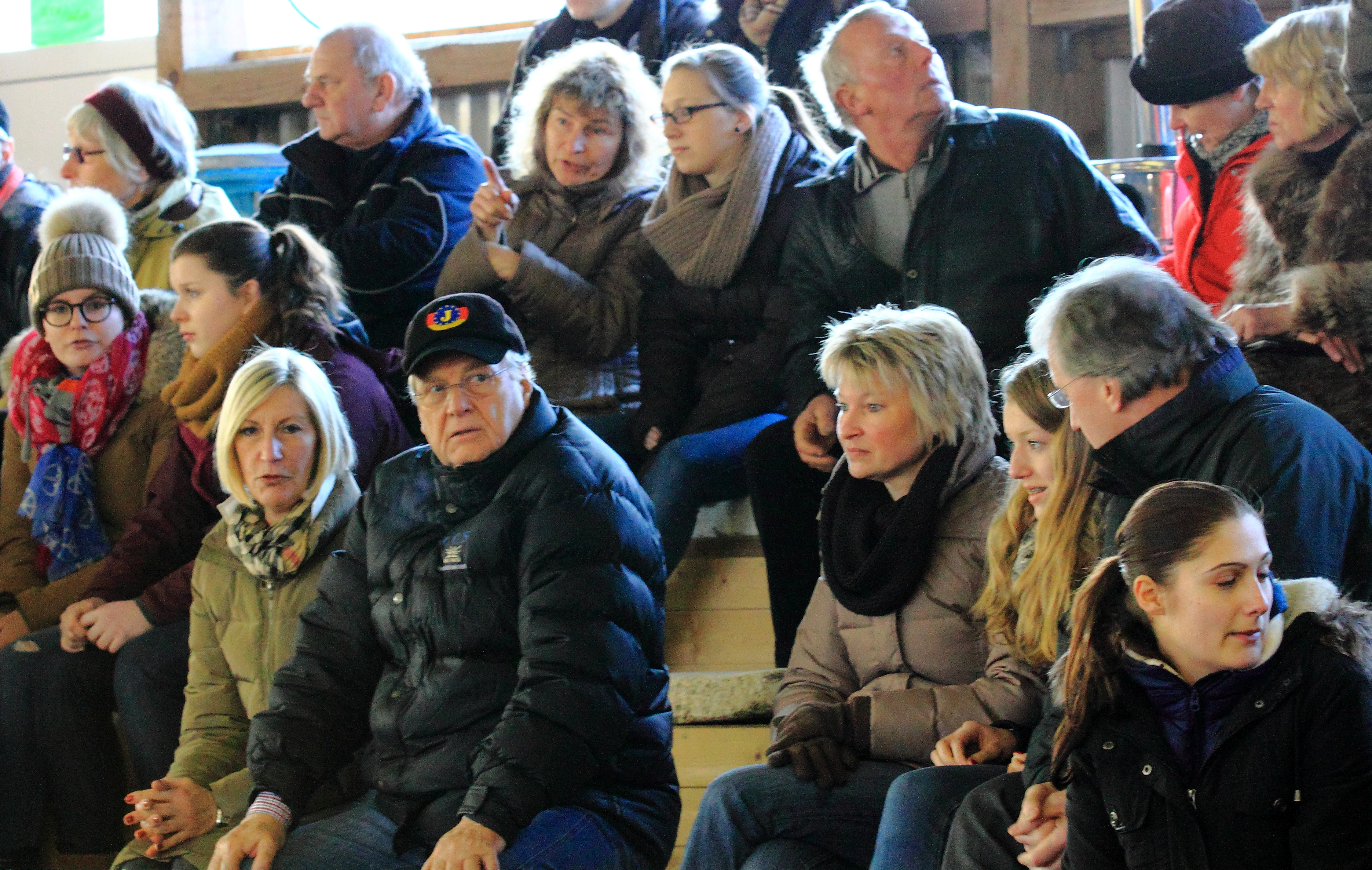 Die Zuschauertribüne in Sieversen war an drei Turniertagen fast durchgehend dicht gefüllt, da der gastgebenden Reitverein gegen die frostigen Temperaturen in der Halle Heizpilze aufgestellt hatte