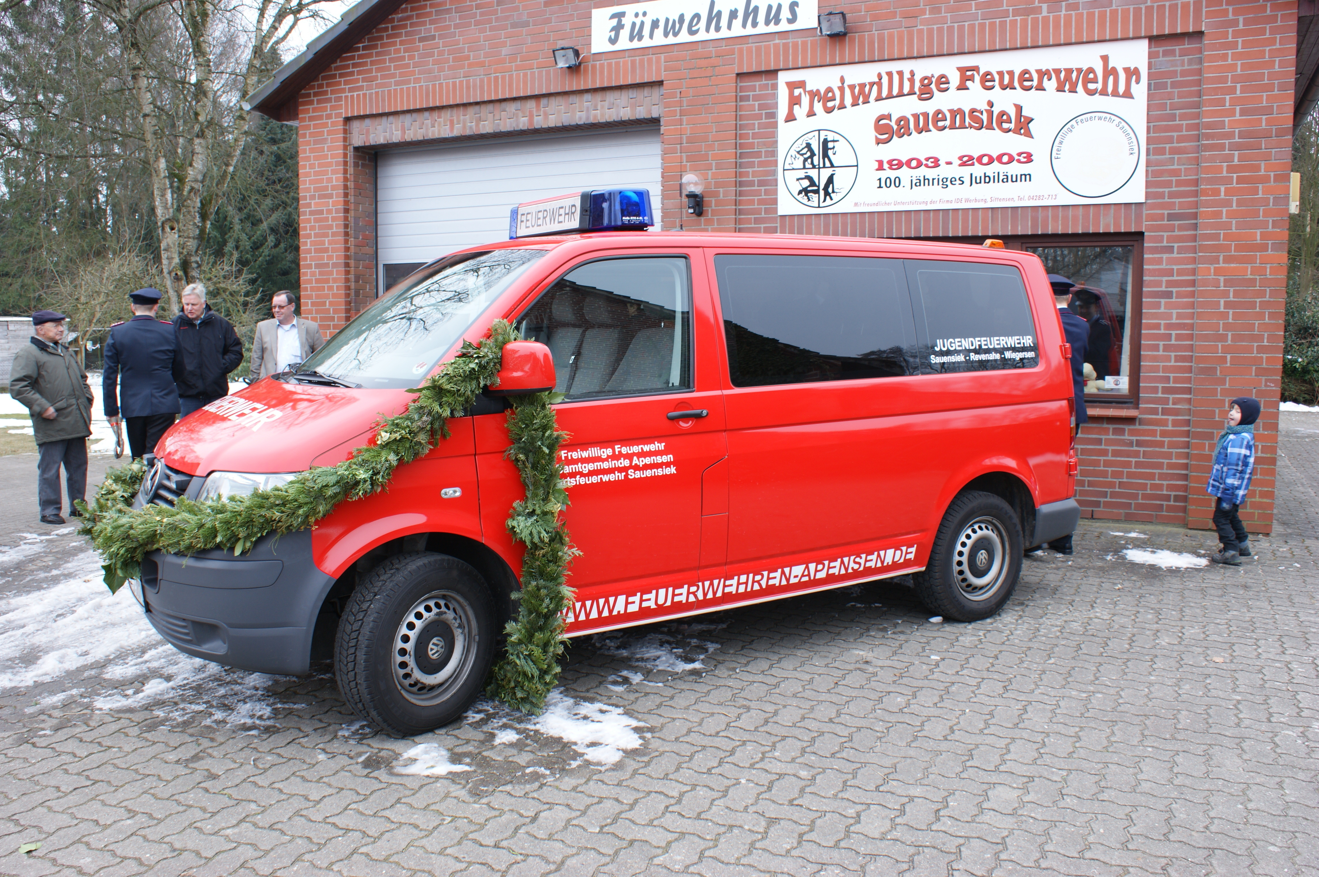Der neue Mannschaftstransportwagen wurde von der Jugendfeuerwehr in Sauensiek vor kurzem in den Dienst genommen