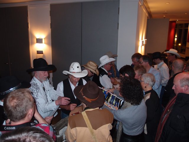 Im Anschluss erfüllten die Mitglieder von Truck Stop im Foyer Autogrammwünsche