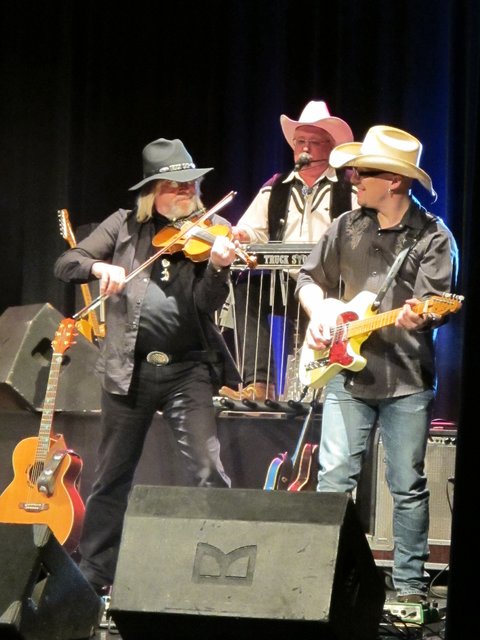 Geiger Pete Sage sorgte mit Lead-Gitarrist Dirk Schlag und Knut Bewersdorff am Pedal Steel für Stimmung