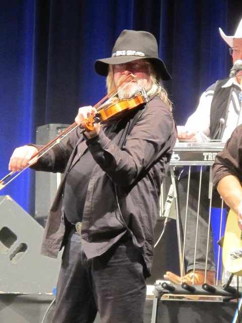 Pete Sage unterstützte Truck Stop mit seinem flotten Geigenspiel