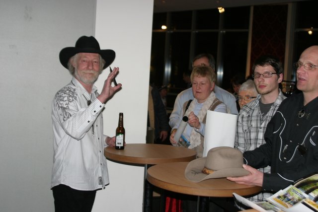 Drummer Teddy Ibing war als erstes Bandmitglied bei den Fans und schrieb Autogramme