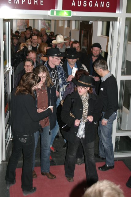 Die Fans kamen aus ganz Norddeutschland zum Truck Stop-Konzert und warteten geduldig auf den Einlass