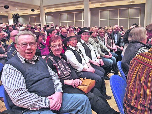 Die Gewinner des WOCHENBLATT-Preisausschreibens saßen in einer Reihe und hatten viel Vergnügen während des Konzerts