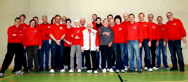 Das Kampfrichterteam hat für einen guten Verlauf der Kreistitelkämpfe in Buchholz gesorgt (v.l.): Michael Hörner, Daniel Röthke; Silke Dolle, Wolfgang Schirner, Jens Möller, Birgit Costard, Thomas Krüger, Roland Witt, Martina Großmann, Irmgard Lange, Gerd Lange, Helga Thinius, Thorben Clausen, Denise Vahl, Anne-Elisabeth Boese, Andreas Fengler, Alexander Molinski, Berit Müller, Thomas Mundt, Thomas Clausen, Klaus Heinsohn, Uwe Schmoldt, Markus Großmann und Joachim Mehler