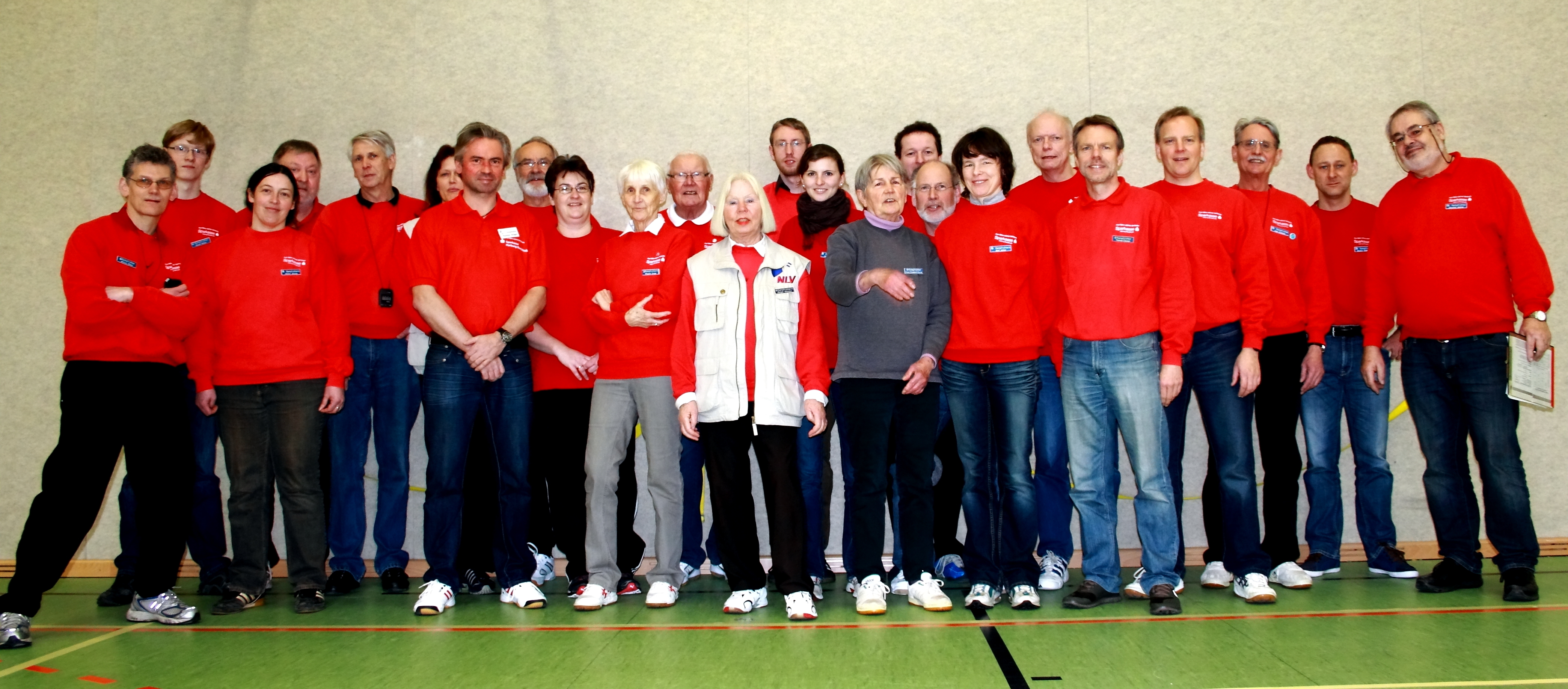 Das Kampfrichterteam hat für einen guten Verlauf der Kreistitelkämpfe in Buchholz gesorgt (v.l.): Michael Hörner, Daniel Röthke; Silke Dolle, Wolfgang Schirner, Jens Möller, Birgit Costard, Thomas Krüger, Roland Witt, Martina Großmann, Irmgard Lange, Gerd Lange, Helga Thinius, Thorben Clausen, Denise Vahl, Anne-Elisabeth Boese, Andreas Fengler, Alexander Molinski, Berit Müller, Thomas Mundt, Thomas Clausen, Klaus Heinsohn, Uwe Schmoldt, Markus Großmann und Joachim Mehler