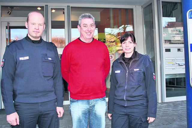 Die Polizisten Katharina Henne und Ben Linz mit Fahrlehrer Jörg Becker