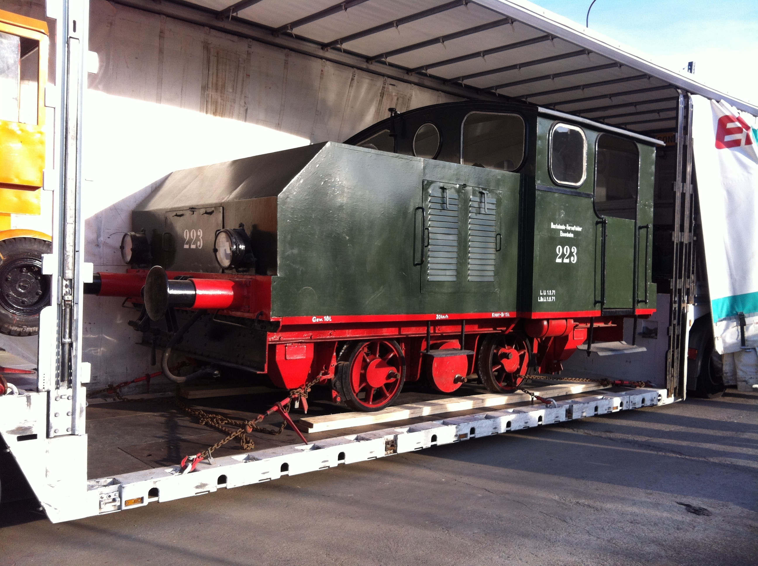 Auf dem Lkw-Auflieger: die Diesellok war ein Hingucker der Stader Sammlung