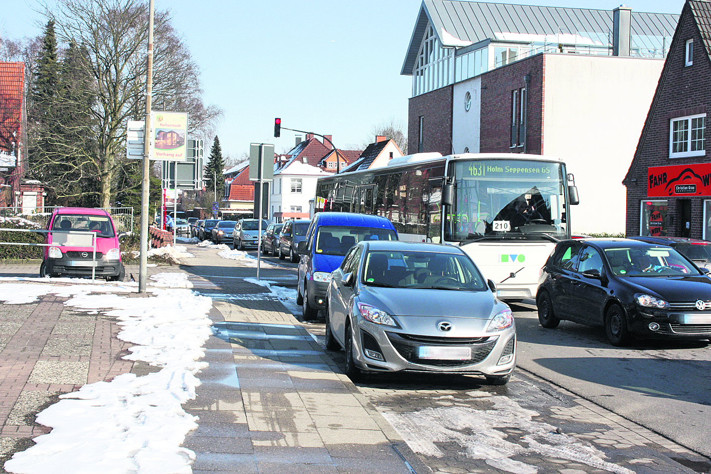 Stau bis über die Einmündung Buenser Weg hinaus - daran wollen sich Autofahrer in Buchholz nicht gewöhnen