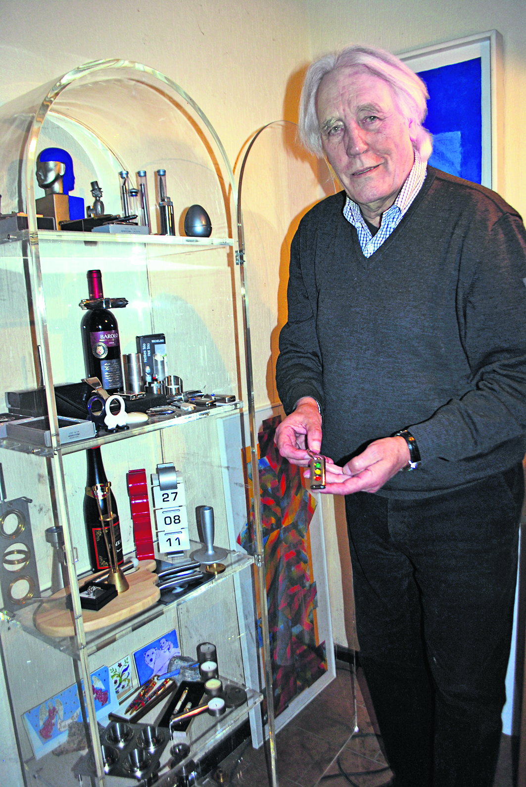 Manfred Hüllen vor einer Vitrine mit einigen seiner Erfindungen