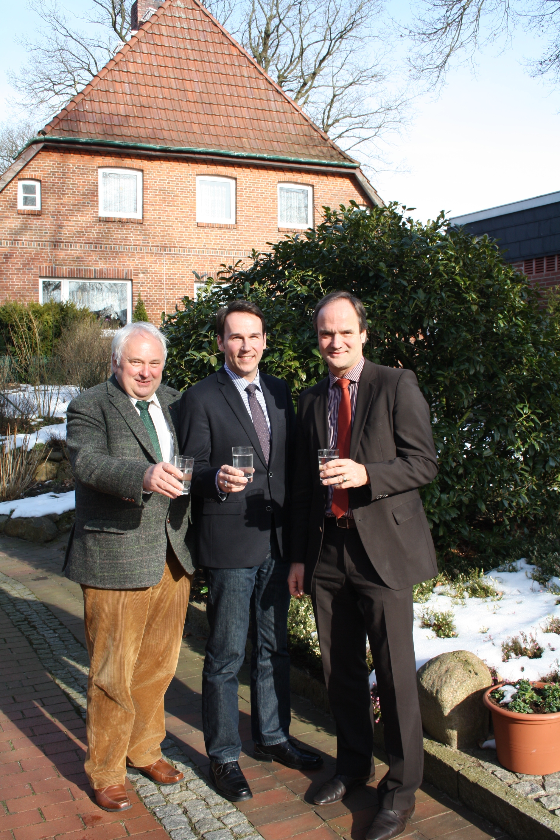 Stoßen mit echtem Heidewasser an (v. li.): Heiner Schönecke, André Bock und Dr. Hans-Heinrich Aldag (alle CDU)