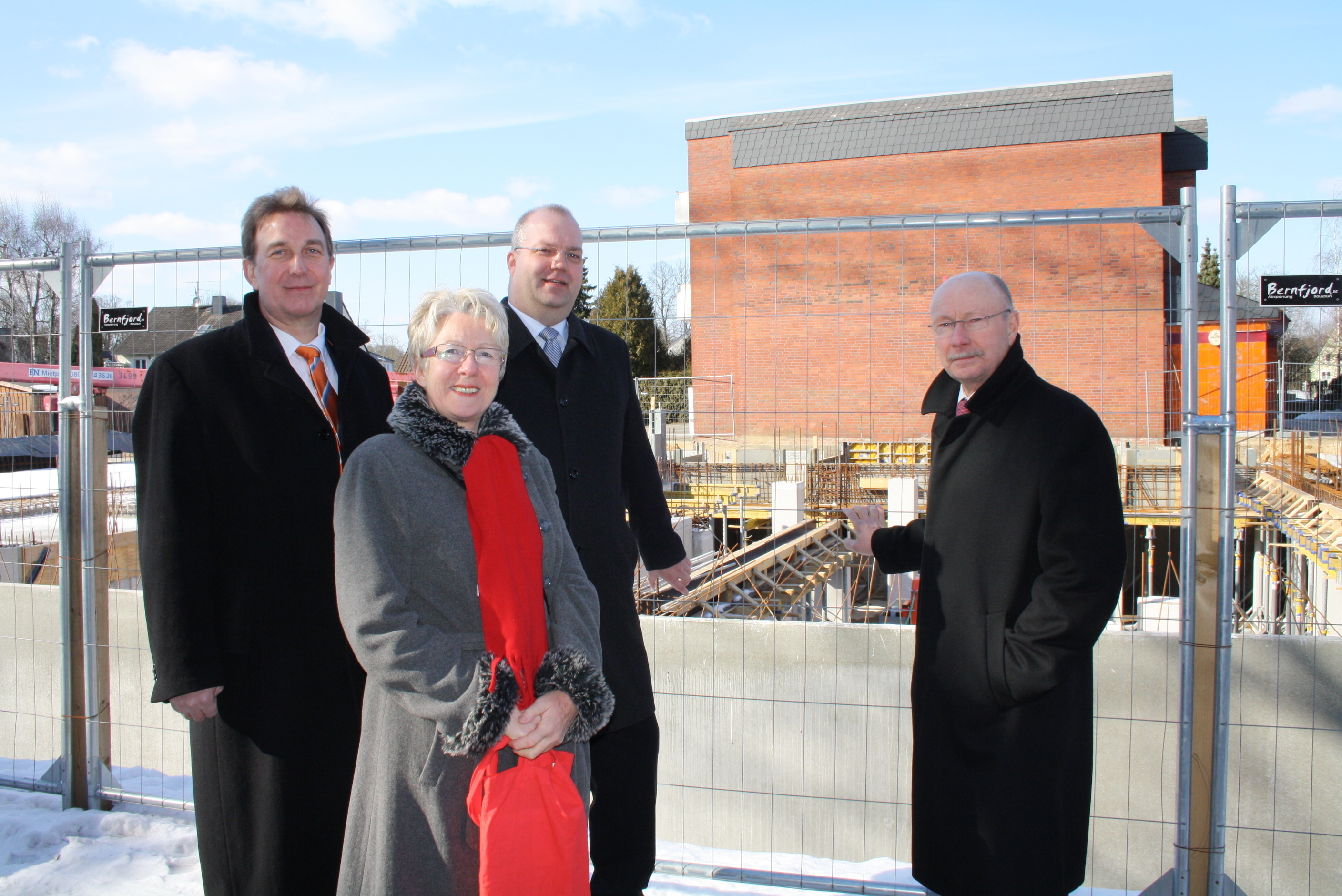 Vor der Baustelle (v. li.): Thomas Steffens von der Immobilienmarkt Hanse GmbH, die die Pflegeappartements vermarktet, Brigitte Somfleth, Torsten Rieckmann und Günter Schwarz