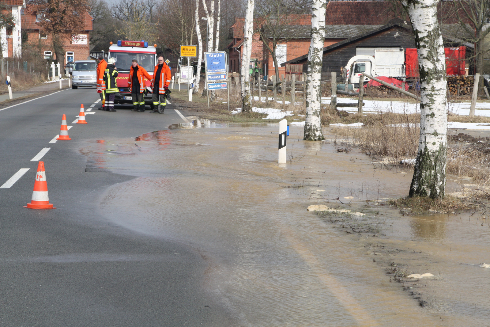 Eine Straßenhälfte der Scharmbecker Straße bei Ashausen stand nach einem Wasserrohrbruch unter Wasser