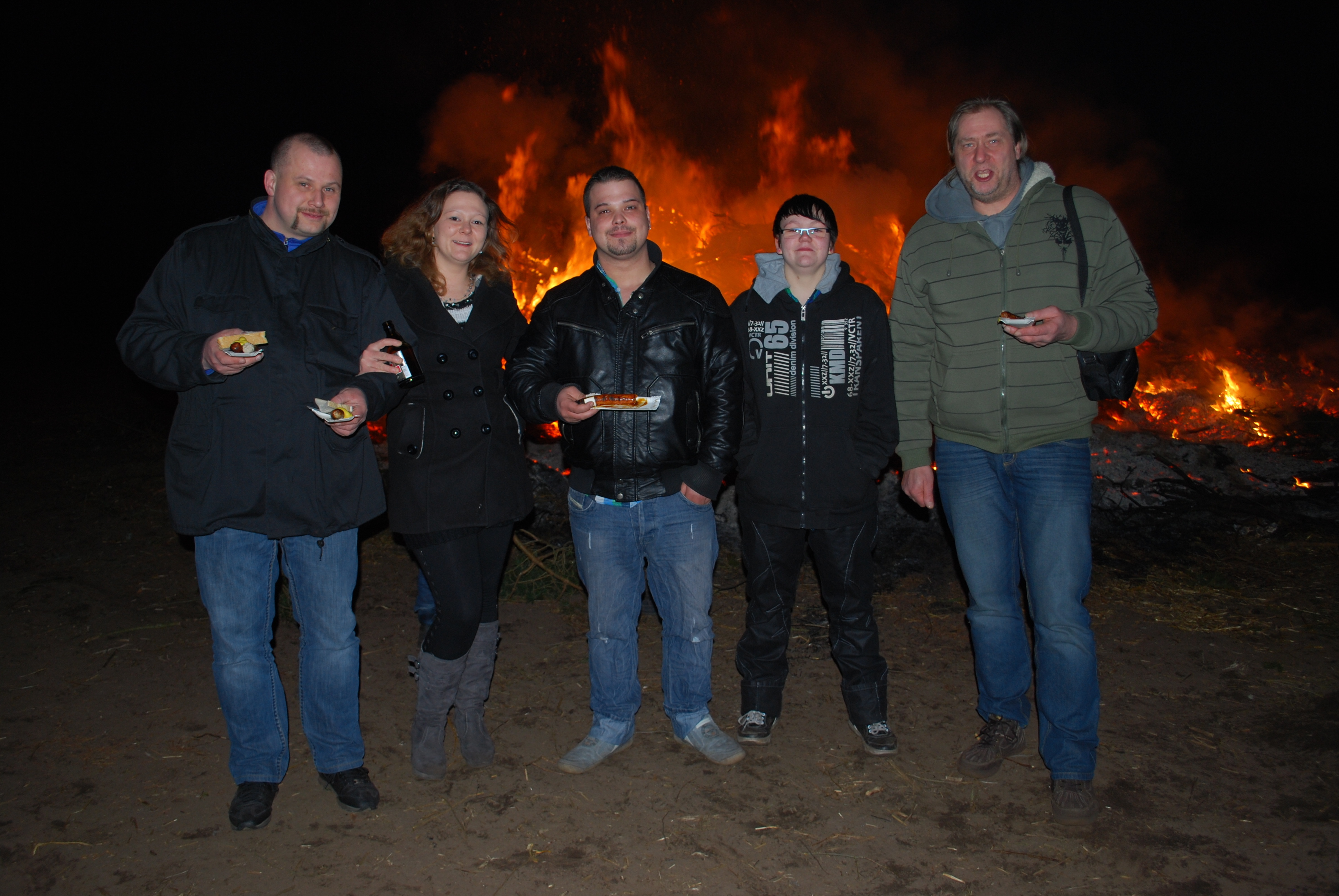 Die Osterfeuer-Besucher ließen sich Bratwurst und Bier schmecken