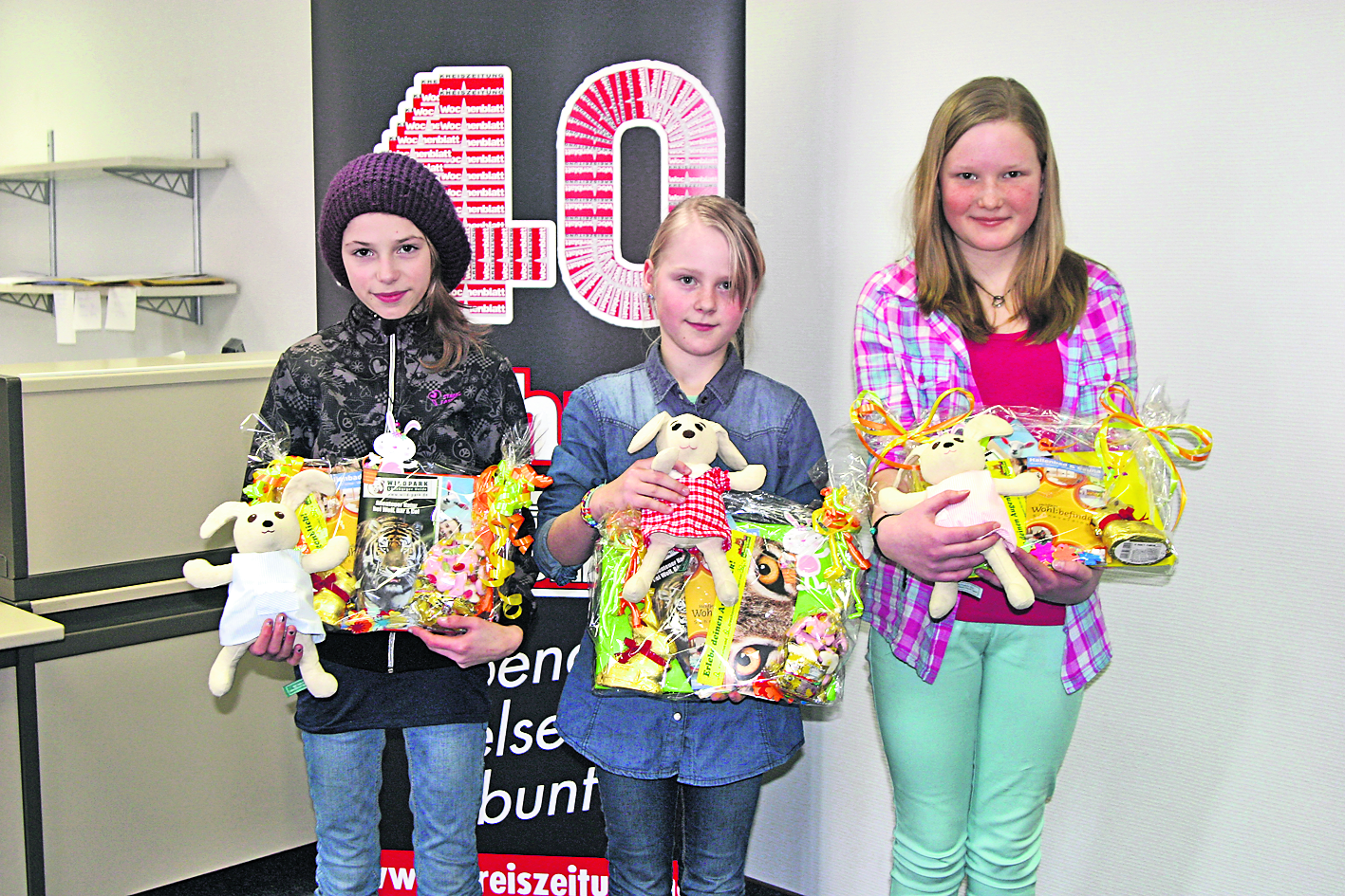Freuten sich über Preise beim WOCHENBLATT-Ostermalwettbewerb (v.li.): Franziska Falinski, Mia Mensel und Milena Elmers