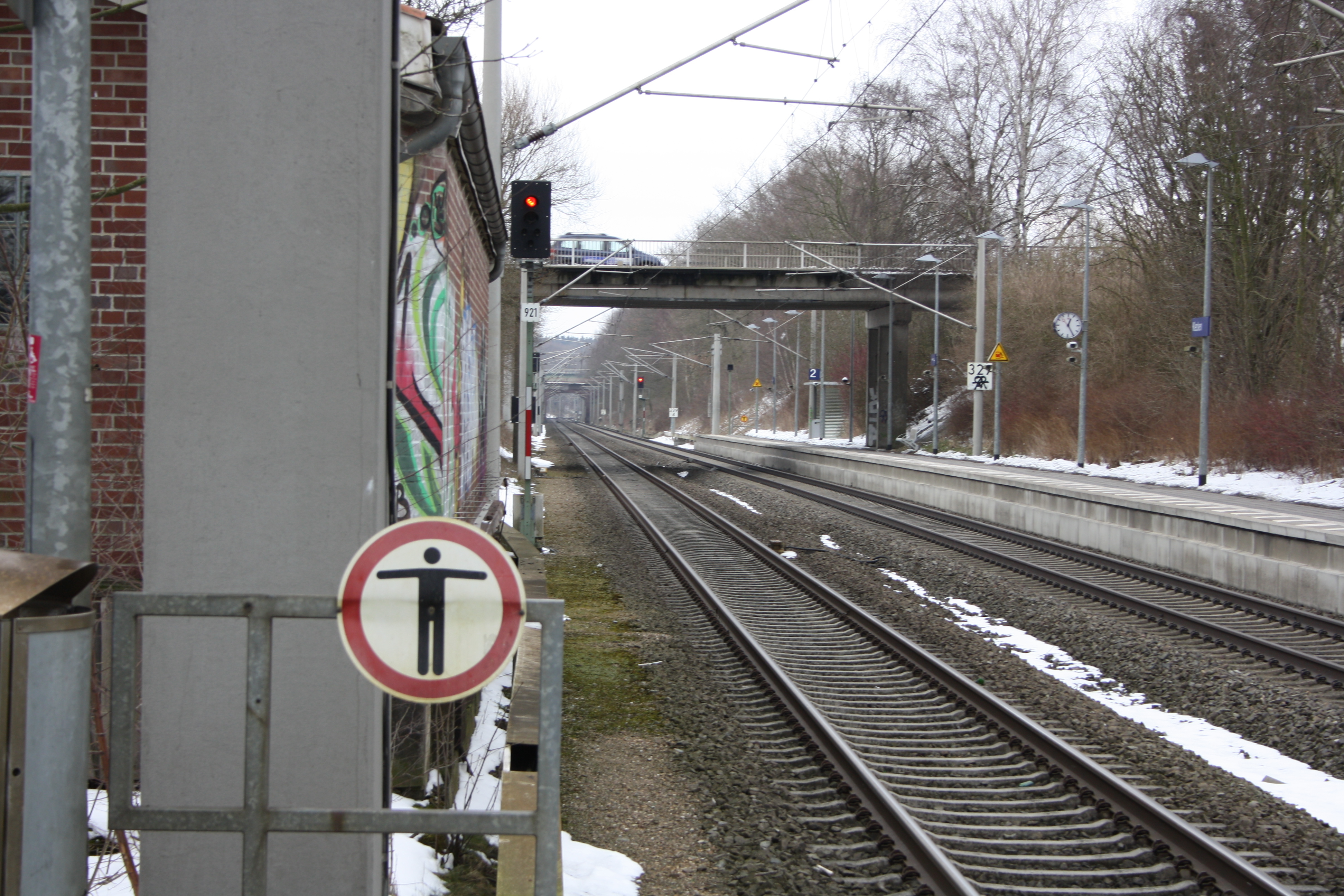 Verbotsschilder reichen nicht aus: Viele Bahnhofsbesucher kürzen über die Gleise ab