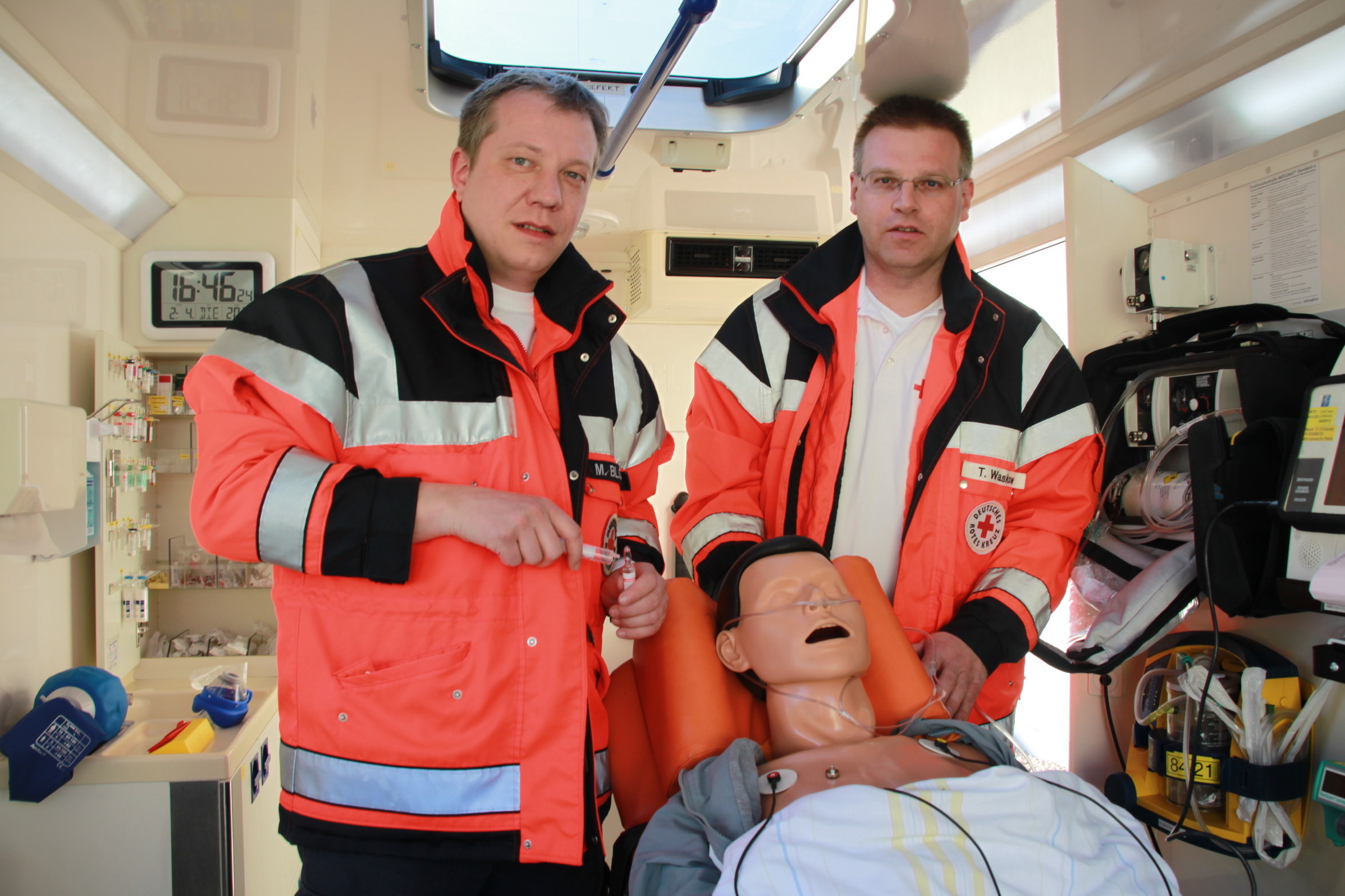 Der Stader Rettungsdienstleiter Thomas Waskow (re.) und Lehrrettungsassistent Matthias Block im Rettungswagen