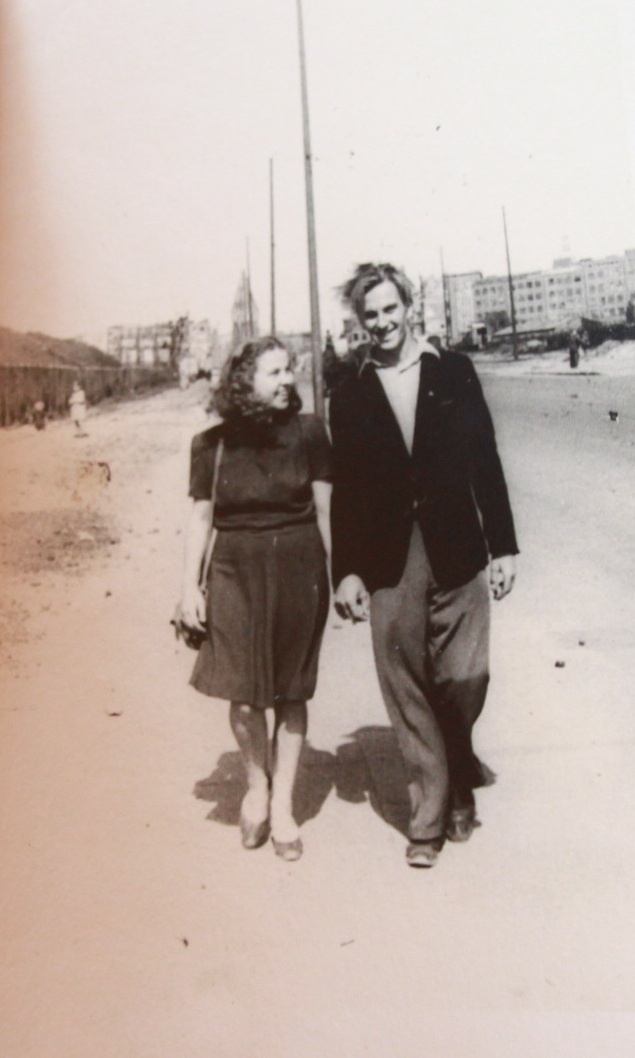 Margot und Heinz Pommnitz beim Reeperbahnbummel 1947, einen Tag nach dem Kennenlernen