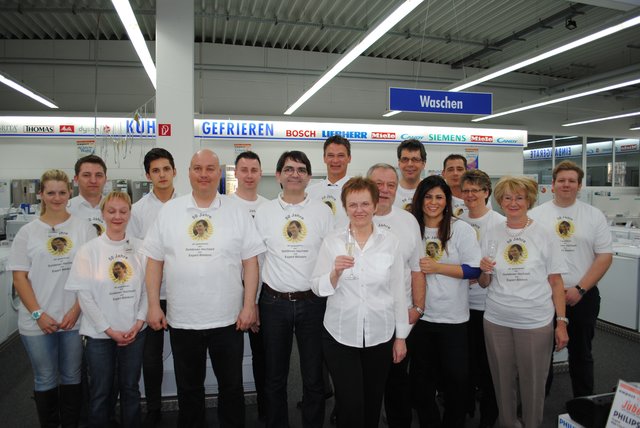 Das ganze Team von Expert Blödorn gratulierte "seiner Elsi" (vorne) zum Jubiläum