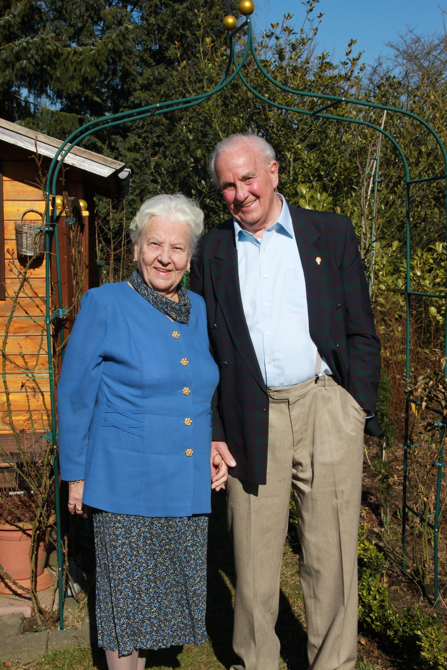 In ihrem Garten in Fredenbeck: Margot und Heinz Pomnitz