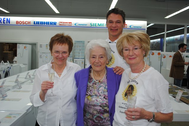 Die Jubilarin (li.) mit drei ihrer bisher vier Vorgesetzten (weiter v. li.) Olly Dörwald (Tochter von Firmengründer Hugo Blödorn), Gerrit und Renate Heinrich