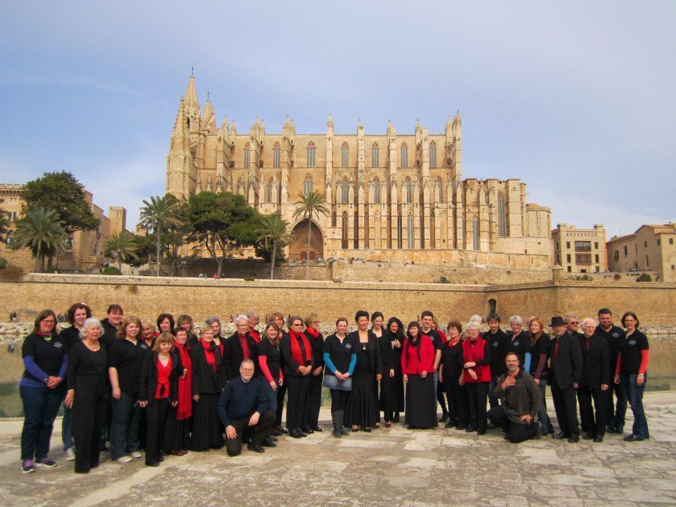 Sam Eu Jakobs (Mitte) mit dem Klassikchor Singspiration und des Gospelchor Joy'n Music vor der Kathedrale La Seu auf Mallorca