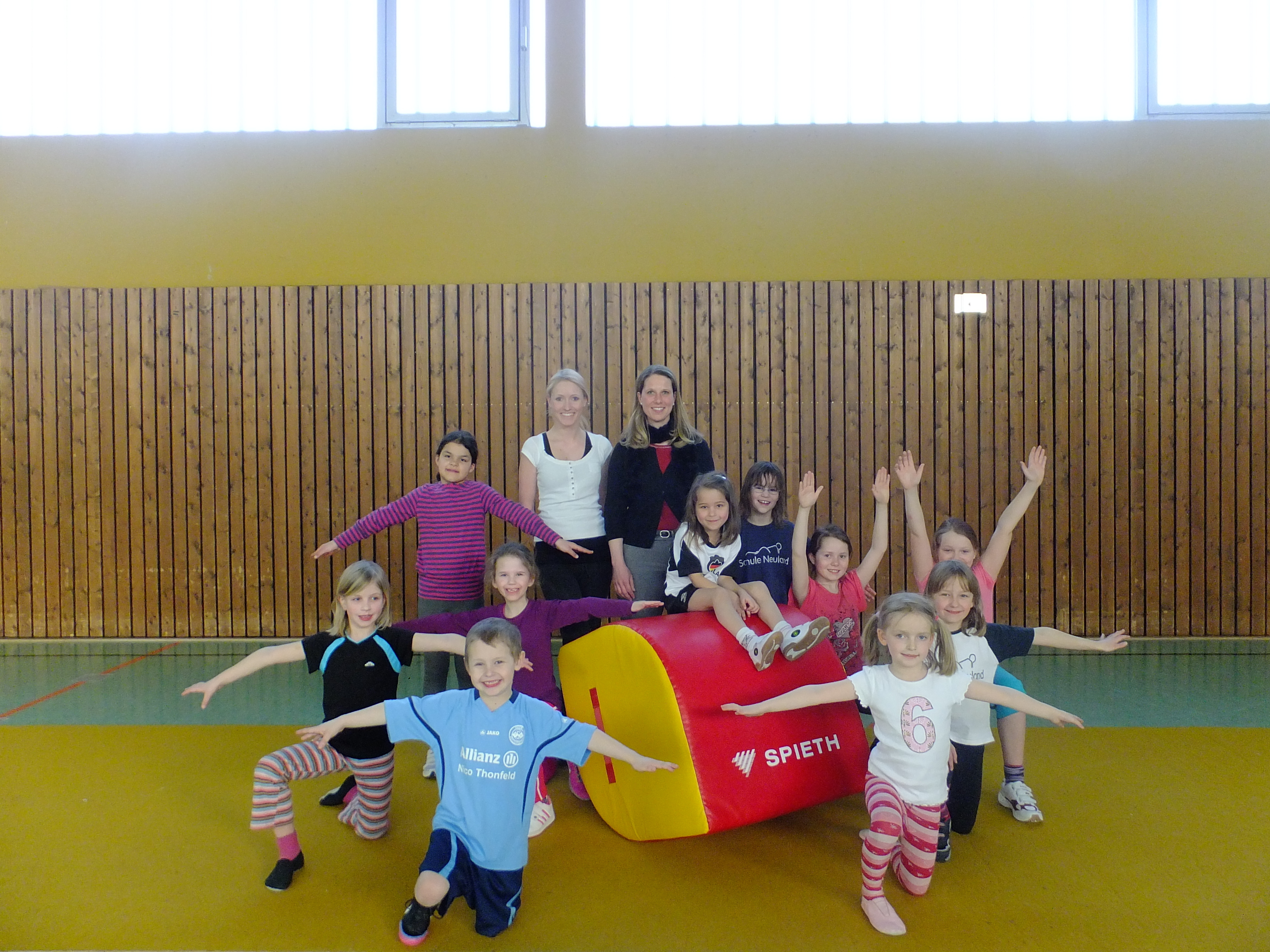 Trainerin Jana Hinz (hinten li.) und Stefanie Früchtenich von der Sparkasse Harburg-Buxtehude mit den Kindern der Turn-und Tanzabteilung des TSV Over-Bullenhausen