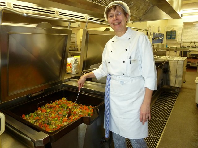 Gemüsepfanne mediterran: Petra Pietrulla macht das Kochen sichtlich Freude