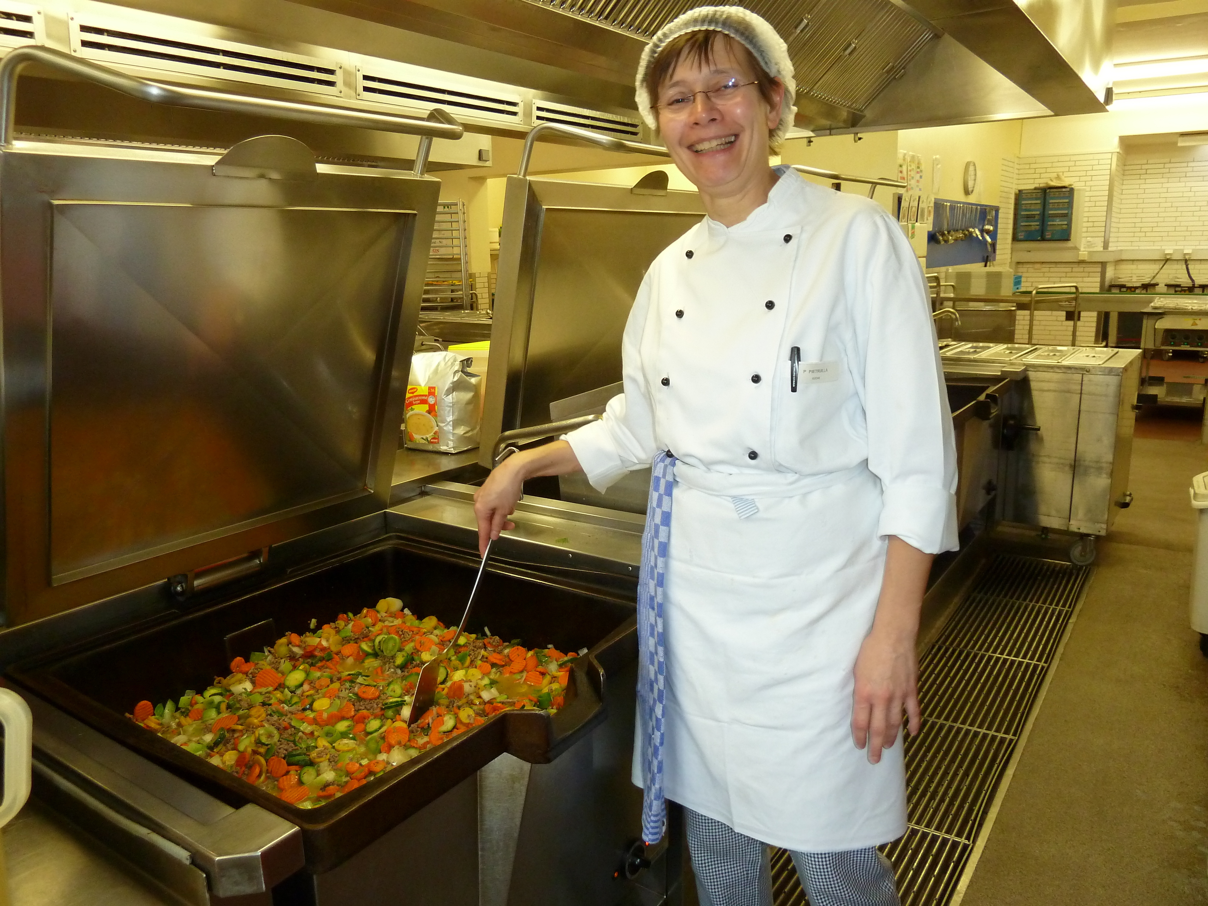 Gemüsepfanne mediterran: Petra Pietrulla macht das Kochen sichtlich Freude