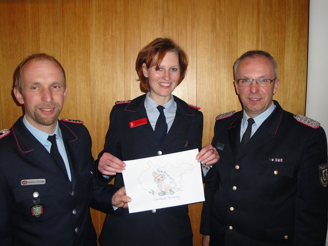 Verbandsvorsitzender Volker Bellmann (re.) gratuliert Melanie Schumann und Christian Schröder zur Wahl | Foto: Feuerwehr