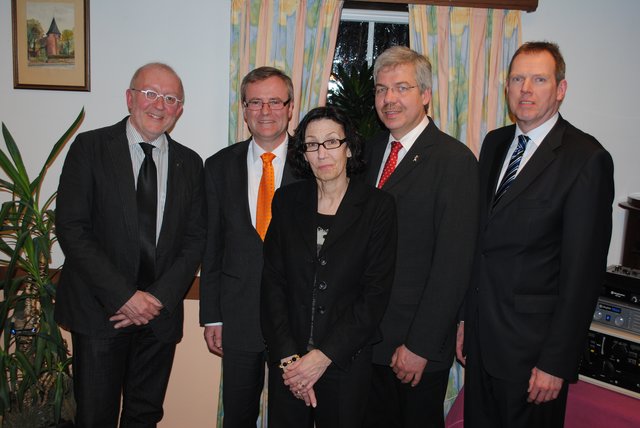 Wechsel im Krankenhaus-Vorstand (v. li.): Andreas-Wolfgang Schneider, Ulrich Magdeburg, Ute Golbach, Andreas Engel und Jürgen Meinberg