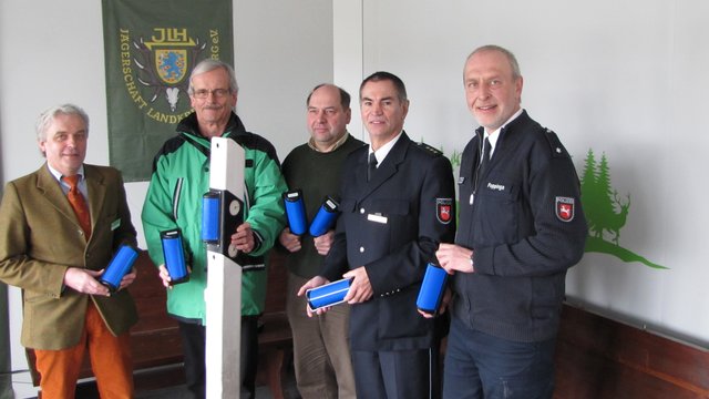Engagiert (v.l.): Stefan Meier (Grube KG), Adolf Falken (Verkehrswacht), Horst-Günter Jagau (Jägerschaft) sowie Uwe Lehne und Dirk Poppinga (beide Polizeiinspektion Harburg)