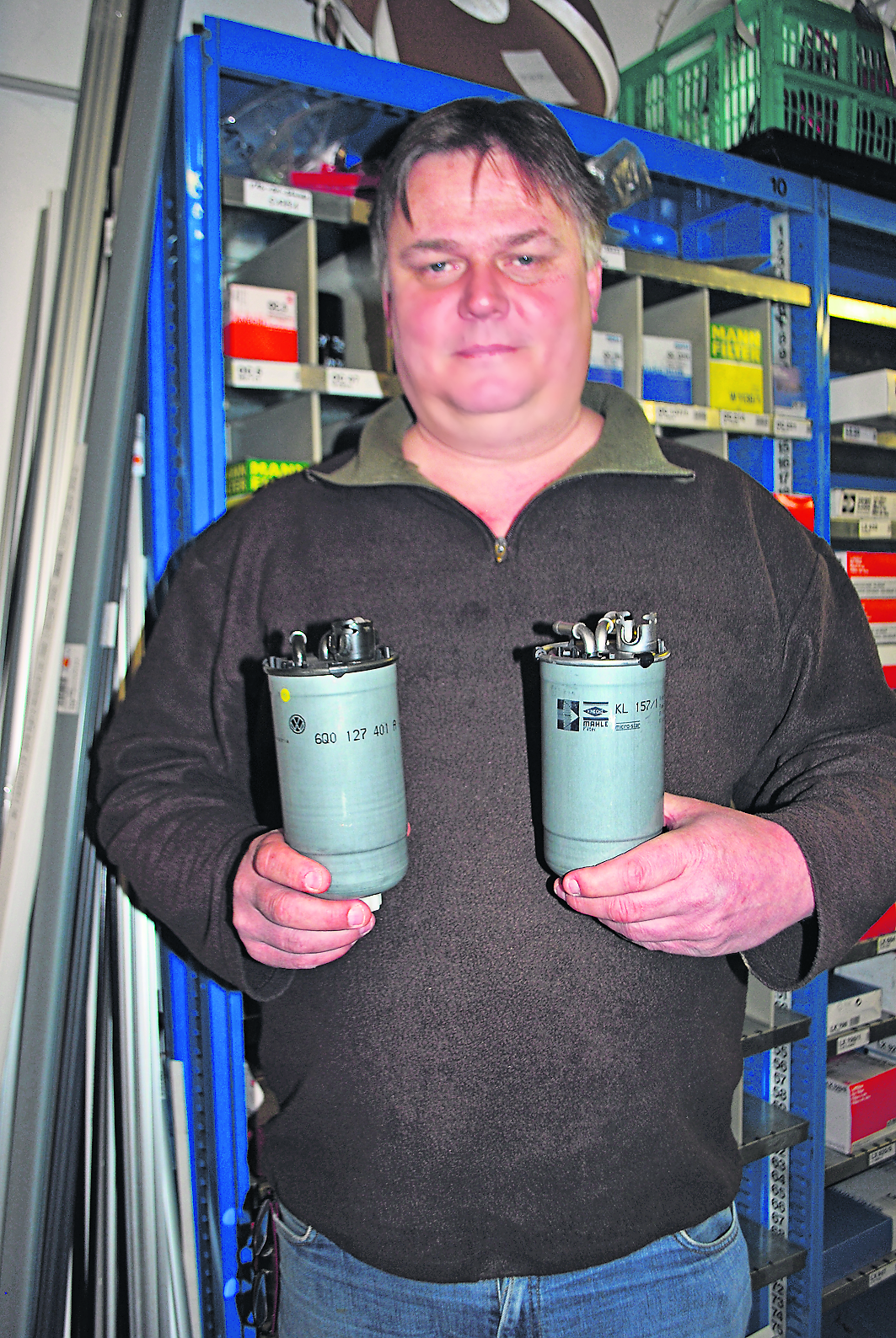 Uwe Braun mit zwei baugleichen Filtern - einer für Vertragshändler, der andere für den freien Teilemarkt