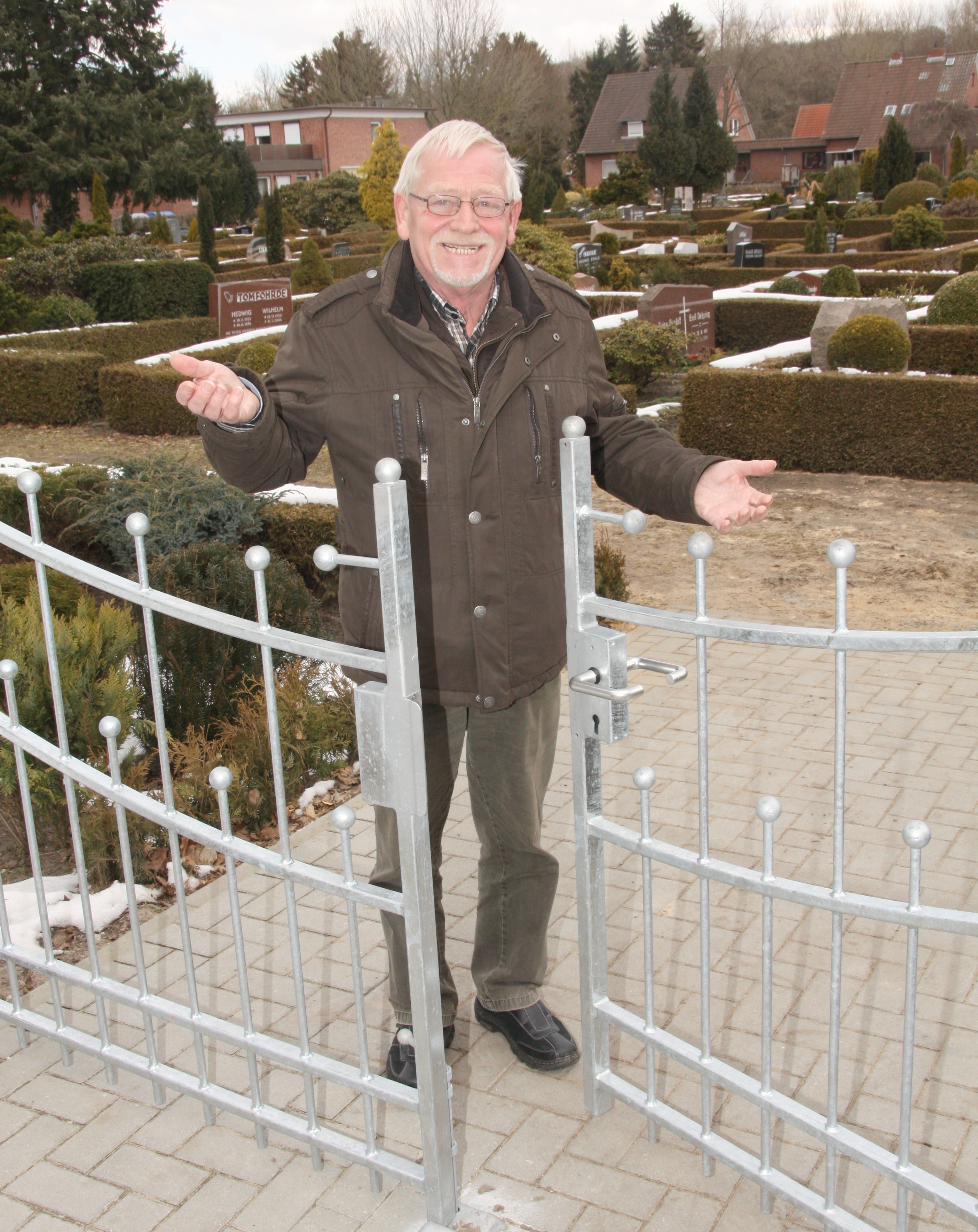 Für SPD-Ratsherr Erwin Cordes ist dieses neue Friedhofstor eine unnötige Ausgabe